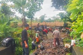 Warga Turan Tingging Patungan Perbaiki Jalan Usaha Tani yang Rusak Sejak 2008