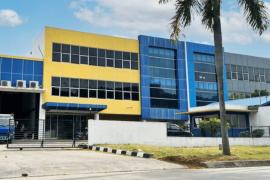 Jenis dan Kegunaan Industrial Door dan Dock Leveler dalam Industri