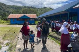 Satgas Ops Damai Cartenz Gelar Patroli Dialogis dan Sambang ke SDN Bale, Perkuat Kedekatan Humanis dengan Masyarakat