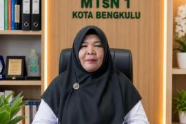 Kepala Madrasah Tsanawiyah Negeri (MTsN) 1 Kota Bengkulu, Dr. Diniah, M.Pd.Si.,