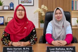 Kepala Sekolah SMP Negeri 02 Kota Bengkulu Mala Hartati, M.Pd bersama Kepala Sekolah SMA Negeri 5 Kota Bengkulu Lusi Rafiska, M.Pd