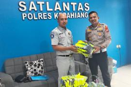 Jasa Raharja Bengkulu Serahkan Rompi Lalu Lintas, Perkuat Dukungan Keselamatan Lalu Lintas