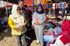 Tim Pembina Samsat Bengkulu Tengah Sosialisasikan Program Pemutihan Pajak di Pasar Taba Penanjung