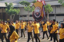 Polda Bengkulu melaksanakan kegiatan olahraga pagi berupa senam bersama yang digelar di Lapangan Anton Soejarwo Polda Bengkulu