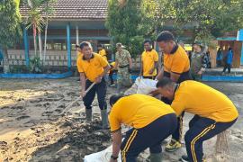 Polres Lebong Bersama Forkopimda Gelar Gerakan Indonesia Asri, Bersihkan SMPN 05 Lebong Pascabanjir