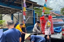 Polsek Lebong Tengah Salurkan 12 Ton Air Bersih untuk Warga Terdampak Banjir