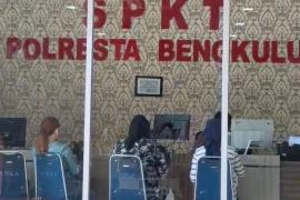 Ahli waris didampingi pengacara melapor ke Polresta Bengkulu terkait pengrusakan pagar dan segel di lahan yang diklaim milik ahli waris namun dijadikan kantor DPD II Partai Golkar Kota Bengkulu