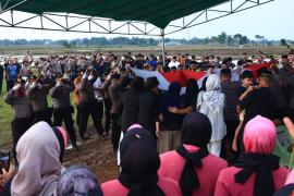 Kapolda Hadiri Upacara Pemakaman Bripka Anumerta Arya Supena yang Gugur Dalam Tugas