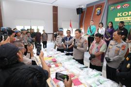 Polda Riau Bongkar 435 Kasus Narkoba dan 557 Tersangka Diamankan 
