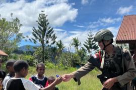 Satgas Ops Damai Cartenz Gelar Patroli Dialogis di Serambakon