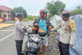 Personel Polres Rejang Lebong  melaksanakan kegiatan pemeriksaan senjata tajam (sajam) dan senjata api 