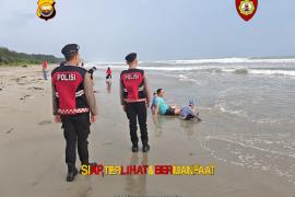 Personel Piket Pos Shelter Ditsamapta Polda Bengkulu Patroli Jalan Kaki dan Imbau Anak-Anak Tidak Mandi di Pantai Panjang