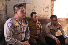 Kapolres Rejang Lebong Salurkan Bantuan Sosial untuk Keluarga Sakit Menahun di Curup Utara