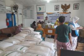 Personel Polsek Teluk Segara Polresta Bengkulu melaksanakan monitoring kegiatan penyaluran bantuan pangan 