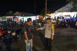 Bhabinkamtibmas Anggut Atas Sambangi Pusat Keramaian, Sampaikan Himbauan Kamtibmas