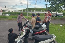 Personel Teluk 01 Berikan Imbauan Kamtibmas kepada Pengunjung dan Para Remaja di Pantai Zakat