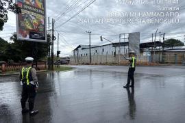 Satlantas Polresta Bengkulu Lakukan Pengaturan Arus Lalu Lintas di Simpang 4 Pantai Akibat Traffic Light Tidak Berfungsi
