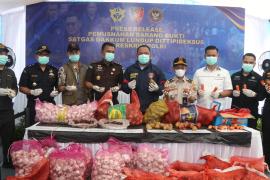 Bareskrim Polri Musnahkan Ribuan Kilogram Bawang Impor Ilegal dari Jalur Tikus Perbatasan Malaysia