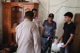 Kapolres Rejang Lebong Bantu Lansia Lumpuh di Kota Pagu Lama