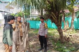 Bhabinkamtibmas Kelurahan Padang Jati Mediasi Sengketa Tanah Dan Sampaikan Himbauan Kamtibmas Kepada Warga