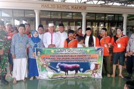Bhabinkamtibmas Kelurahan Sumber Jaya Monitoring Penyerahan Sapi Bantuan Presiden RI di Masjid Baitul Makmur