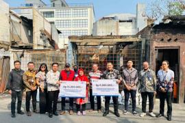 BRI Branch Office Otista dan BRINS Serahkan Simbolis Klaim Asuransi kepada Nasabah Terdampak Kebakaran