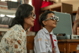 Dia Tak Bisa Melihat Tulisan di Papan Tulis, 1.720 Orang dalam Program #MelihatMasaDepan Memilih untuk Mengubah Itu