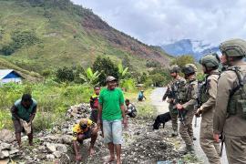 Patroli Jalan Kaki, Personel Ops Damai Cartenz Perkuat Keamanan dan Jalin Kedekatan dengan Warga Puncak Jaya