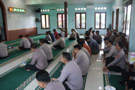 Polres Bengkulu Tengah Gelar Kegiatan Binrohtal Untuk Tingkatkan Karakter Dan Moral Personel