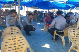 Personel Pos Pelayanan Pantai Zakat Intensifkan Patroli dan Himbauan Kamtibmas kepada Pengunjung