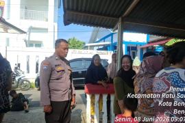 Bhabinkamtibmas Penurunan Sampaikan Pesan Kamtibmas Saat Pengamanan Pasar Murah Bulog