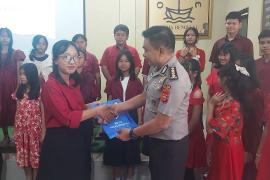 Dukung Generasi Muda Berprestasi, Polda Bengkulu Serahkan Tali Kasih kepada Rafflesia Chamber Singers Kids and Teens
