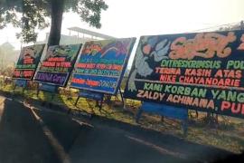 Karangan Bunga Dari Korban Arisan Bodong 