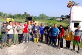 Bhabinkamtibmas Polsek Selebar ajak  Warga Gelar Gotong Royong Bersihkan Lingkungan Betungan