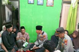 Kapolres Kaur mendatangi langsung rumah duka untuk menyampaikan belasungkawa kepada keluarga korban