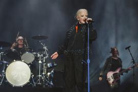 Dari Perkampungan Urban Jakarta Mendunia: Ikon Rock Legendaris Shirley Manson (Garbage) Kenakan Label Fashion Berkesadaran Asal Indonesia, Fuguku, di Atas Panggung
