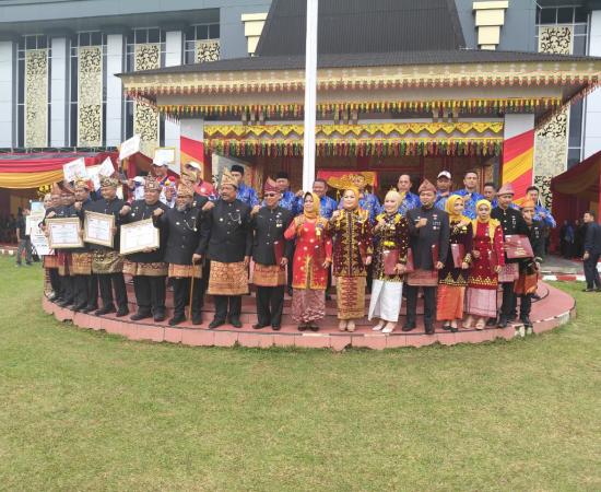 Kades Air Simpang Ikuti Upacara HUT Provinsi Bengkulu, Simbolis Terima Batik dari Gubernur