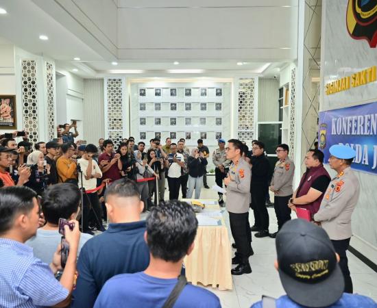 Polda Jambi Gelar Konferensi Pers, DPO Narkotika Berhasil Ditangkap di Tanjab Barat