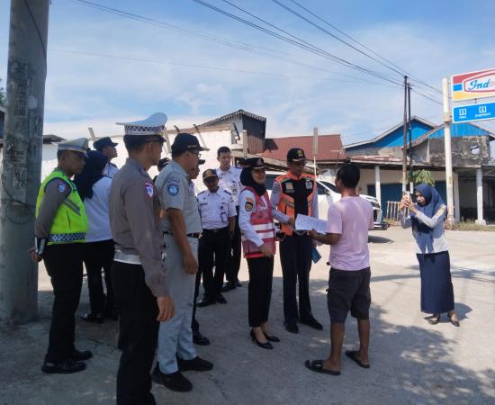 Jasa Raharja Bengkulu Bersama Mitra Berikan Imbauan kepada Sopir Angkutan Barang di SPBU Air Sebakul