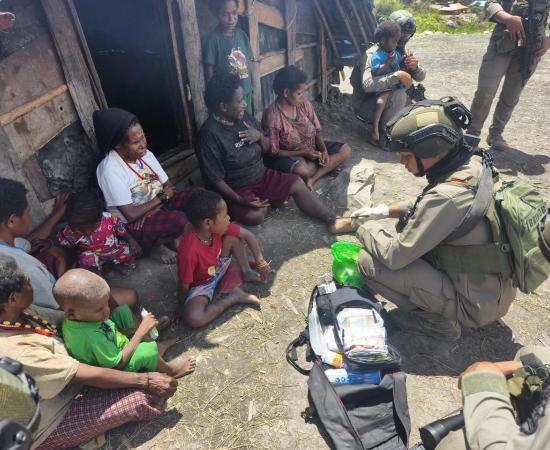 Satgas Damai Cartenz Laksanakan Patroli dan Layanan Kesehatan di Pengungsian Gigobak Sinak, Wujud Nyata Kepedulian kepada Warga