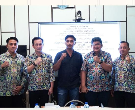 Balai Pelaksana Jalan Nasional (BPJN) Bengkulu melalui Pejabat Pembuat Komitmen (PPK) 1.1 resmi melaksanakan penandatanganan kontrak paket pekerjaan Penggantian Jembatan Lubuk Sanai III /Foto : BPJN Bengkulu 