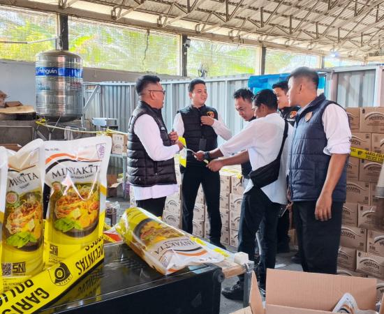 Polda Bengkulu Geledah Dan Sita Ribuan Dus Minyak Kita Oplosan 