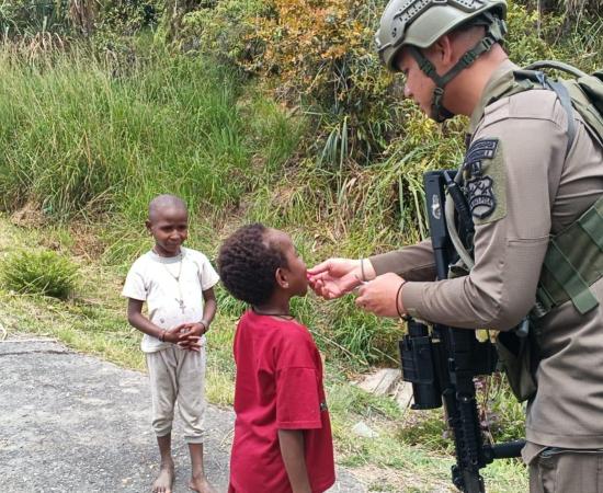 Patroli Humanis Satgas Damai Cartenz di Sugapa, Wujudkan Rasa Aman bagi Masyarakat