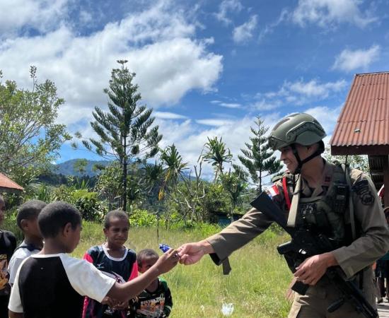 Satgas Ops Damai Cartenz Gelar Patroli Dialogis di Serambakon