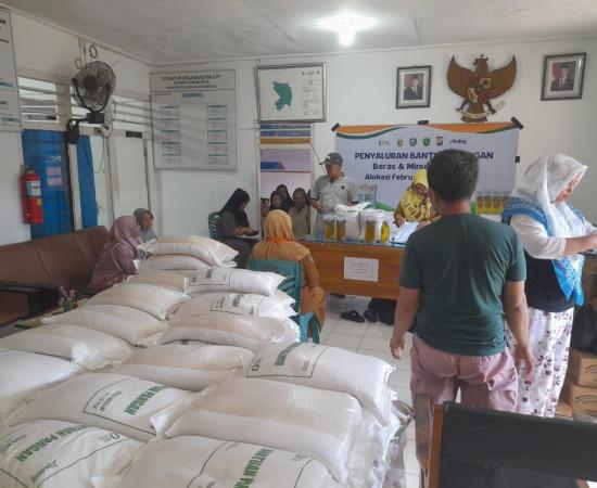 Personel Polsek Teluk Segara Polresta Bengkulu melaksanakan monitoring kegiatan penyaluran bantuan pangan 
