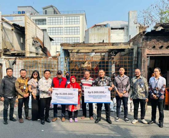 BRI Branch Office Otista dan BRINS Serahkan Simbolis Klaim Asuransi kepada Nasabah Terdampak Kebakaran