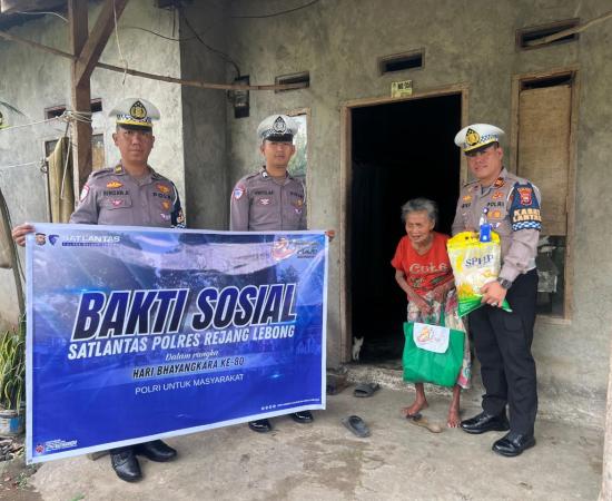 Satlantas Polres Rejang Lebong Bagikan 100 Paket Sembako kepada Warga