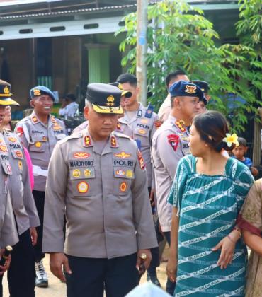 Kapolda Bengkulu Tinjau Posko Tanggap Darurat dan Salurkan Bantuan untuk Korban Banjir dan Longsor di Lebong
