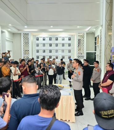 Polda Jambi Gelar Konferensi Pers, DPO Narkotika Berhasil Ditangkap di Tanjab Barat