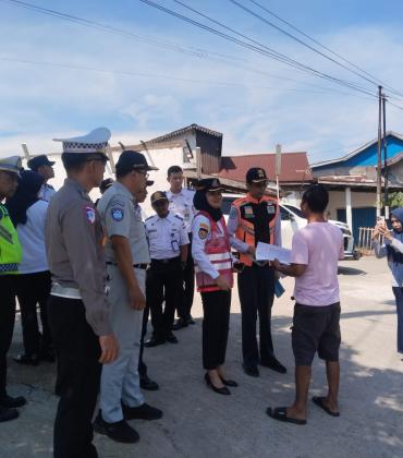 Jasa Raharja Bengkulu Bersama Mitra Berikan Imbauan kepada Sopir Angkutan Barang di SPBU Air Sebakul